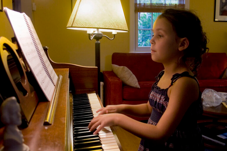 criança tocando piano